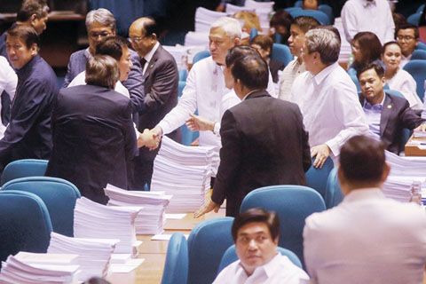 圖為眾議院多數黨成員昨日祝賀眾議長亞華禮斯。眾院昨日批准摩洛國基本法。