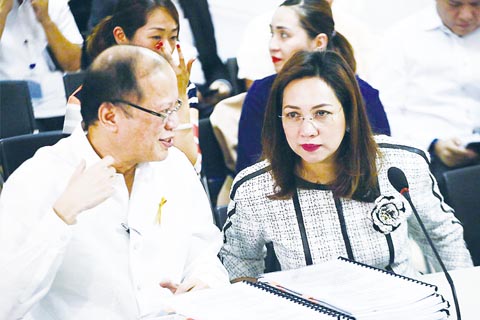 圖為前總統亞謹諾和前衛生部長牙仁昨天出席司法部有關Dengvaxia登革熱疫苗的初步調查。