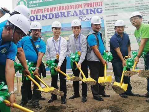6月8日,由中國政府貸款支持的菲律賓赤口河泵站灌溉項目在菲加凌牙省舉行開工儀式。中國駐菲律賓使館經商參贊金遠(右三)、菲律賓灌溉署署長維薩亞及加凌牙省和加牙淵省政府官員等為項目奠基。