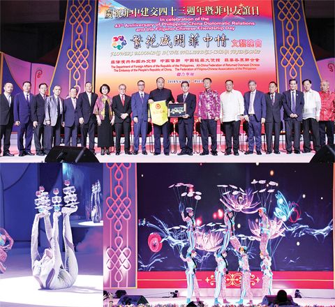 為慶祝菲中建交43週年暨菲中友誼日,由菲外交部、中國僑聯、中國駐菲大使館和菲華各界聯合會聯合舉辦的繁花盛開菲中情文藝晚會,昨晚假菲國際會議中心舉行。上圖為互贈紀念品。下圖為美輪美奐的文藝表演。(本報記者Tony
