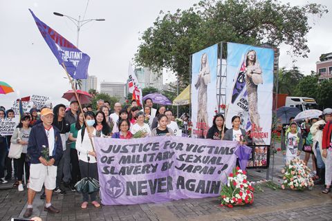圖為多個團體昨天在岷里拉為「慰安婦」舉行紀念活動，並要求在羅哈斯大街上重新豎立「慰安婦」銅像。（本報記者Tony