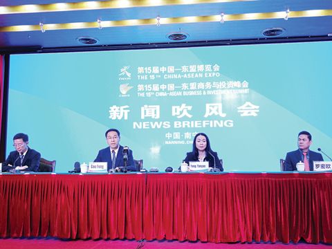 圖為中國商務部新聞發言人高峰（左二）昨天在南寧舉行的第15屆中國—東盟博覽會、商務與投資峰會吹風會期間通報相關情況。圖左為第15屆中國—東盟博覽會、商務與投資峰會指揮中心新聞宣傳部副部長李劍思、右二為中國—東盟博覽會秘書處副秘書長楊雁雁，右為東盟秘書處共同體宣傳與公關處處長助理羅密歐。