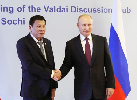 圖為俄羅斯總統普京(右)和杜特地總統昨天在索契瓦爾代討論俱樂部會面前合影。（法新社）