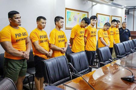圖為菲國警反綁架組昨天在計順市克楠美軍營向媒體展示涉嫌綁架2名中國人的5名中國人和3名菲人。