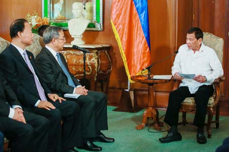 10月24日，菲律賓總統杜特地（右）在菲律賓首都馬尼拉會見國務院副總理胡春華（中）。