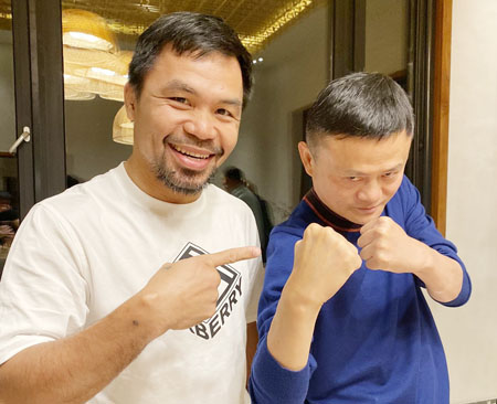 圖為菲拳王巴喬在社交媒體發佈的照片顯示巴喬在指導擺出拳擊姿勢的中國富商馬雲。