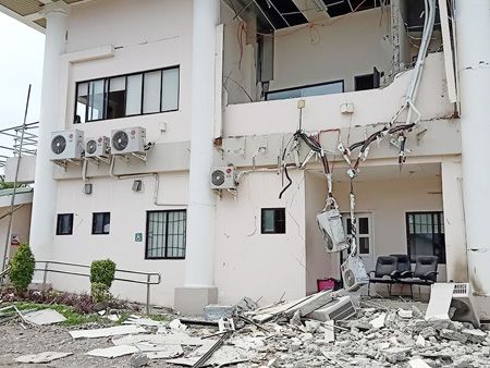 圖為棉蘭佬麥獅獅社遭受6.6級地震後受損的市政廳