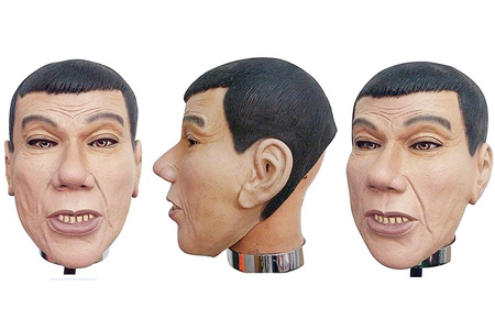 圖為在出售的萬聖節杜特地總統的面具。