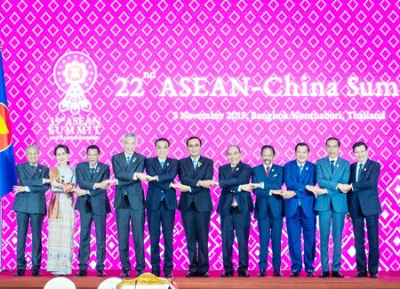 當地時間11月3日上午，國務院總理李克強在泰國曼谷出席第22次中國－東盟（10+1）領導人會議。這是與會領導人集體合影。