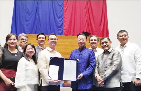 圖為眾議長加耶丹諾(左五)昨天在眾議院會場大廳,將眾議院通過的第474號決議交給中國駐菲大使趙鑒華(右四)。決議表彰趙鑒華在任期間為推動菲中關係所作貢獻。