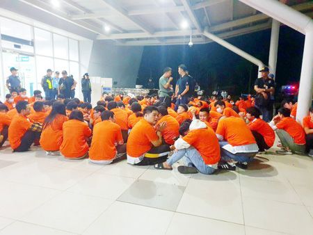 圖為昨天在巴拉灣省被捕並被移民局遣配出境的301名中國電信詐騙犯。
