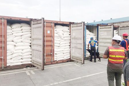 圖為海關人員前天在馬尼拉港檢查裝有走私糖的8個貨櫃。這批走私糖價值440萬披索，於8月30日抵達馬尼拉南港，並被申報為鋼卷。