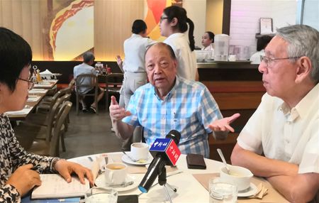 當地時間11月14日，中新社記者採訪菲律賓《商報》社長于慶文（右一）、副董事長莊金耀（右二）。