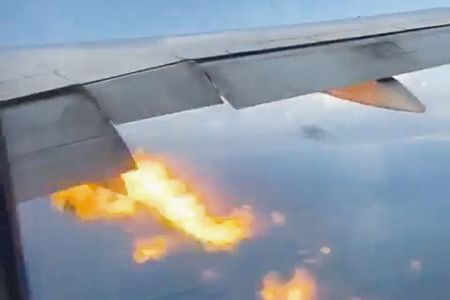 圖為菲航一架波音777航班在洛杉磯國際機場起飛幾分鐘後，引擎噴出大火。據菲航發言人稱，所有347名乘客都安全下了飛機。