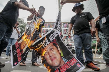 示威者昨日在總統府外焚燒屠殺嫌犯小安達‧安巴端來紀念菲律濱最惡劣的政治屠殺十週年。2009年11月，58人在南島被殺，其中32人是記者。（法新社）