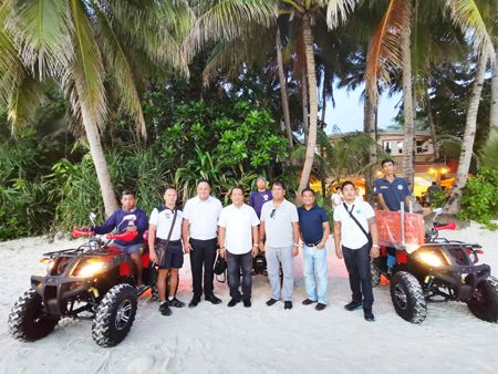 當地時間11月23日，中國駐菲大使館捐贈的6部沙灘救護摩托車在菲律賓旅遊勝地長灘島白沙灘「上崗」。這是中國駐菲大使館第三次向長灘島捐贈救援救生物資。長灘島所屬阿克蘭（Malay）市長FROLIBAR