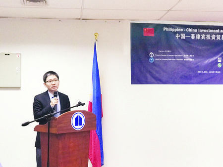 圖為中國駐菲使館臨時代辦檀勍生昨天在沓義市菲律賓工商總會辦公室由中國南南合作促進會與菲律賓工商總會聯合舉辦的「中國—菲律賓投資貿易座談會」上致辭。
