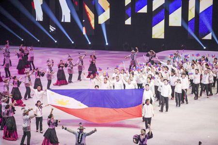 東南亞運動會昨日在武六干開幕,圖為菲律濱代表團入場。(法新社)