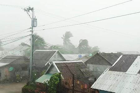 圖為颱風智索伊帶來的強風暴雨昨日襲擊北三描省加買社。（法新社）