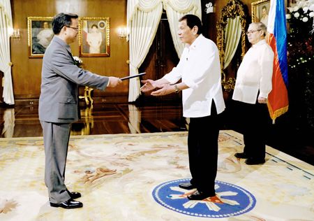 當地時間12月4日，中國新任駐菲律賓大使黃溪連前往菲律賓總統府，向菲總統杜特地遞交國書。