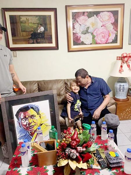 杜特地總統于週五在納卯市的家中歡迎身患白血病的五歲華裔男孩雅各布‧王（音）。總統提前給了這個身患白血病的孩子一份聖誕禮物，甚至還在他的前額上給了他一個父親般的擁抱和親吻。