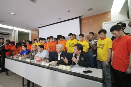 圖為國調局官員昨天向媒體展示涉嫌在拉實賓迎斯市經營賣淫窩點的15名中國人。