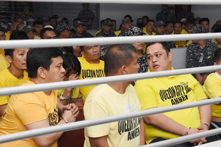 圖為2000年馬銀蘭佬大屠殺主嫌安達爾·安巴端（前左）和其他被告昨日在馬尼拉一所監獄內聆聽法庭宣判。（法新社）