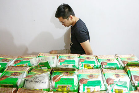 圖為菲緝毒署的工作人員向媒體展示了中國公民張雲泉（音）。他週二在計順市租來的公寓裡的一次毒品誘捕行動中被捕。菲緝毒署查獲了118公斤沙霧，估計價值8億披索，被藏在餅乾罐和咖啡包裏。