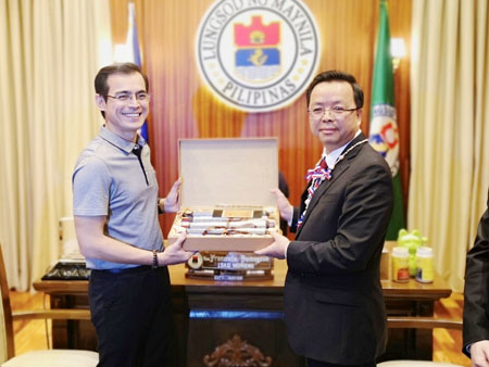 中國駐菲大使黃溪連27日贈送禮品給馬尼拉市長莫仁諾。