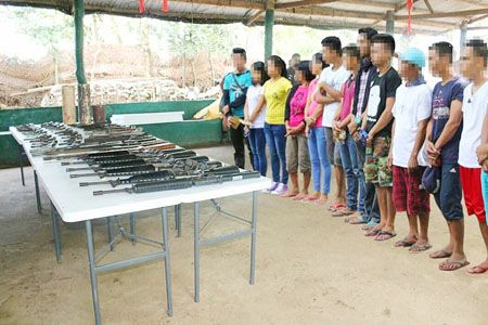 網民指出這張由菲陸軍第九步兵師發出的圖片是電腦合成的,顯示馬實描地叛軍投降的畫面。這讓人懷疑米骨區新人民軍投降的消息是否屬實。