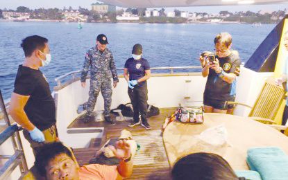 圖為菲海岸警衛隊人員前天在武忽省獨比拉蘭市附近海岸的伊麗莎白二號帆船上調查中國遊客落船溺斃事件。