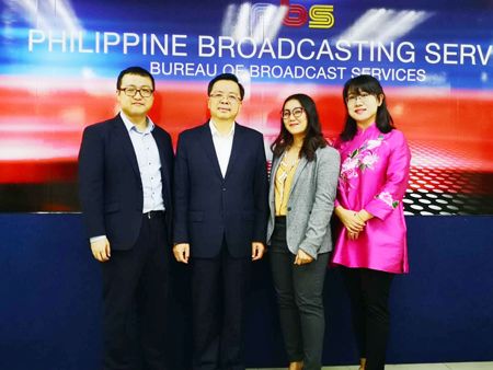 圖為黃溪連大使參加《不一樣的中國》直播訪談節目的專訪,並與節目主持人合影。