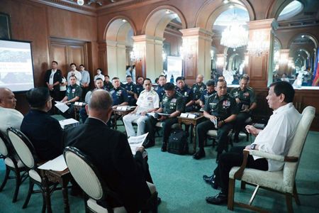 圖為杜特地總統昨天在總統府召開軍警緊急會議，討論中東緊張局勢。