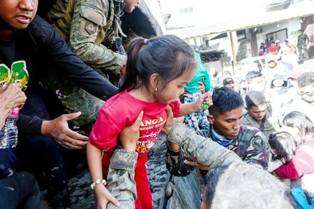 1月13日，在菲律賓描東岸省，當地居民登車撤離沓亞火山附近區域。位於菲律賓北部的沓亞火山12日下午開始劇烈活動並噴出大量火山灰。菲國家減災管理委員會發言人馬克·坦巴爾說，離沓亞火山最近的3個鎮約1萬名居民已開始疏散。