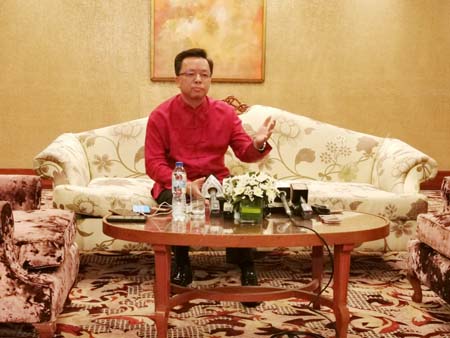 圖為中國駐菲大使黃溪連昨天在馬加智香格里拉大酒店舉行記者招待會期間回答記者提問。