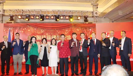 中國駐菲使館迎新春暨黃溪連大使到任招待會昨晚在馬加智香格里拉大酒店舉行。圖為中國駐菲大使黃溪連和菲中官員以及華社代表舉杯祝酒。