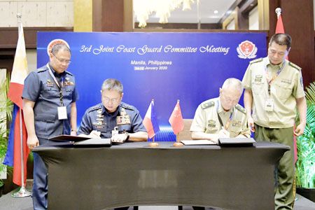1月16日，在菲律賓馬尼拉，中國海警局局長王仲才（右二）和菲律賓海岸警衛隊司令牙西亞（左二）共同簽署中菲海警海上合作聯合委員會第三次會議紀要。為深化海上合作夥伴關係，中菲海警海上合作聯合委員會第三次會議14日至16日在菲律賓馬尼拉召開。中國海警局局長王仲才、菲律賓海岸警衛隊司令加西亞共同主持會議。