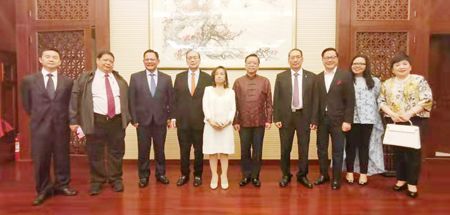 圖為中國駐菲大使黃溪連（右五）前天晚上在大使官邸宴請前總統亞羅育（左五）後與參加晚宴的嘉賓一起合影。
