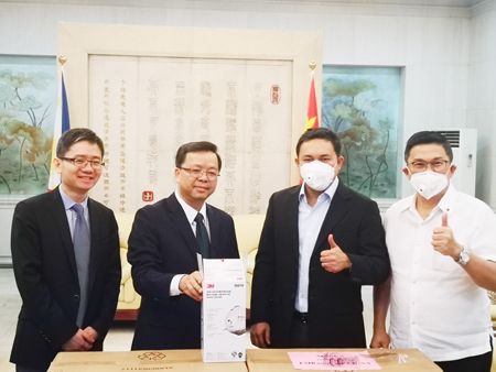 圖為中國駐菲大使黃溪連（左二）昨天在大使官邸向公造部長維惹（右三）捐贈4000個防塵口罩。