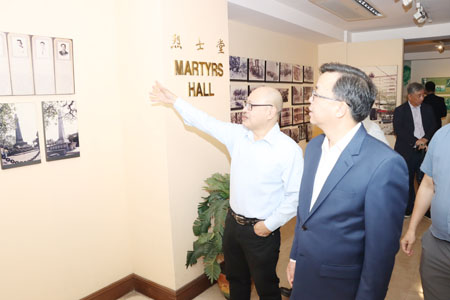 圖為中國駐菲大使黃溪連昨天在馬尼拉王城內菲華歷史博物館參觀。（本報記者Tony