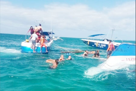 圖為駐長灘島的菲海岸警衛隊人員昨天拯救翻船落水的中國遊客。