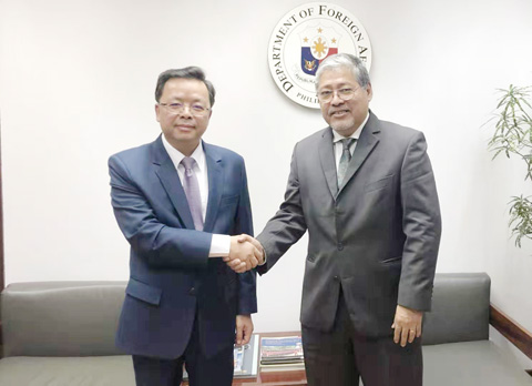 圖為中國駐菲大使黃溪連（左）前天在菲外交部與副外長曼那洛會面。