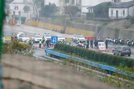 1月23日，警方在武漢市洪山區武鄂高速公路(龔家嶺收費站)進行交通管制。據湖北省交通運輸廳高速公路管理局消息，目前：湖北省內龔家嶺、小軍山、漢南、北湖、花山、柏泉、青龍、西湖站入口封閉；京港澳高速武漢西、武漢北、蔡甸、永安收費站口封閉；G4京港澳高速鳳凰山、江夏所、武漢南、安山、金口、軍山、永安、武漢西、蔡甸、武漢北入口封閉。