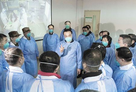 1月27日，受習近平總書記委託，中共中央政治局常委、國務院總理、中央應對新型冠狀病毒感染肺炎疫情工作領導小組組長李克強赴武漢考察指導疫情防控工作，代表黨中央、國務院慰問疫情防控一線的醫務人員。這是李克強在武漢金銀潭醫院和來自全國各地、軍隊支援武漢的醫生交流。