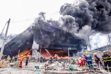 圖為因仙棉訖公司廠房大火而坍塌的Skyway高架路部分路段。