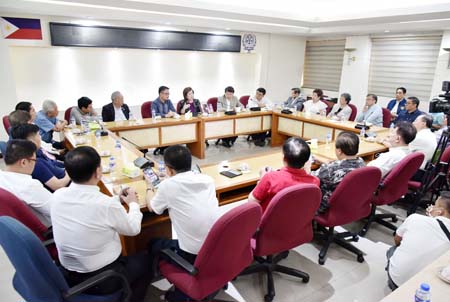 圖為華社救災基金成員昨天在商總召開緊急會議。