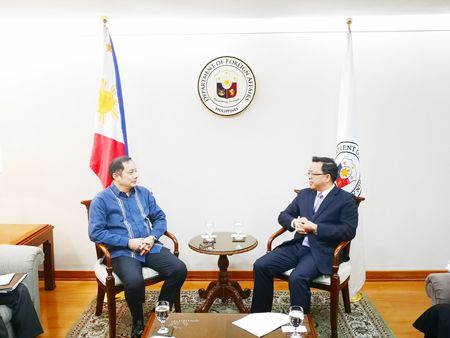 圖為中國駐菲大使黃溪連昨天在菲外交部與菲應對疫情跨部門工作組成員、外交部副部長杜萊會面。