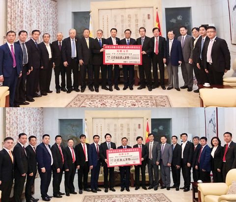 上圖為菲華各界聯合會要員向中國駐菲大使黃溪連移交捐贈款，下圖為旅菲各校友會聯合會要員向黃大使移交捐贈款。