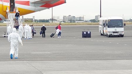 圖為從湖北省武漢市撤回的菲僑昨天早上抵達克拉克機場時走下飛機。