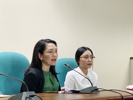 圖為一名從非法博彩公司獲救的台灣女子昨天在參議院舉行的新聞發佈會上指她的華人老闆的後台是政府內一名「非常有權勢」的「邁克爾·楊」（音）。